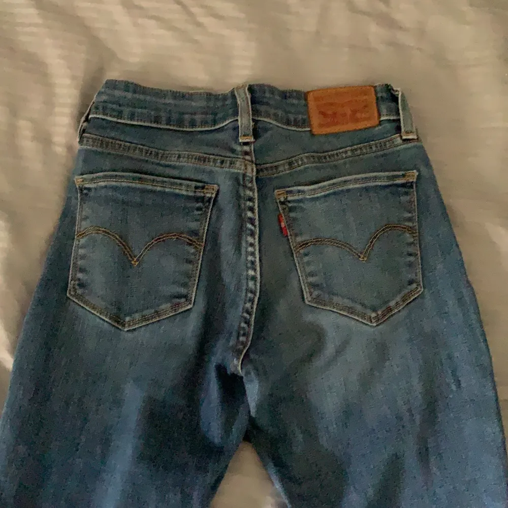 Blå Levis jeans i storlek 24. Lågmidjade. Jeans & Byxor.