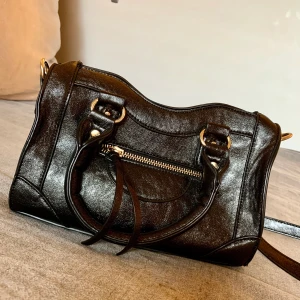 Svart väska  - Säljer denna populära väska från Gina tricot🖤 perfekta lilla väskan som passar till allt! 160kr ink frakt 