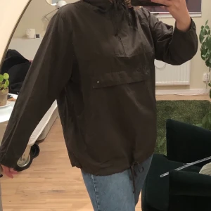 Mörkgrön jack-tröja XL - Vet inte riktigt vad det kallas men den är ett fint silkeslent hållbart material som är vattenavstötande. Säljer den för att den är för stor. 