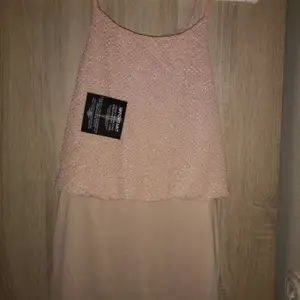 Rosa superfin klänning från nelly xs aldrig använd