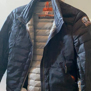 PARAJUMPER JACKA - Supersnygg parajumper jacka, passar perfekt till både hösten och värmen. Inga skråmor på jackan, finns ett pyttelitet hål vid handleden men det märks knappt och kan fixas på en sekund med tråd och nål, inget som förstör jackans skick! 🥰