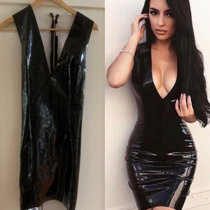 Ohpolly svart pvc klänning! - Klänning som ger dig en snygg figur i storlek 36 den ohpolly! Använd en gång. Kan skickas för fraktkostnad eller mötas upp i Kungsbacka!