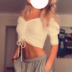 Långärmad tröja med snördetalj - Säljer eftersom den aldrig kom till användning efter köp. Snöret i fram är justerbart och armarna är tajta längst ned och sedan mer puffigare vid axlarna. Kan frakta eller mötas upp i Uppsala/Enköping. Köparen står för frakten