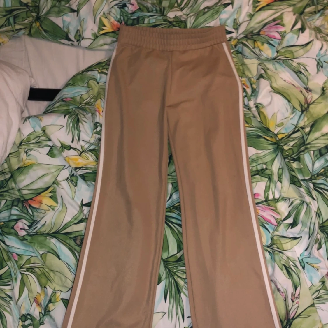 Beiga kostym liknande byxor