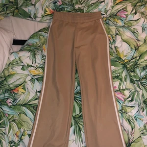 Beiga kostym liknande byxor - Likande kostym byxor. Fin detalj på sidan av byxorna. Framhäver fina kurvor