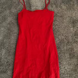 Säljer en röd fin klänning med tunna axelband. Aldrig använd och är i storlek small. 