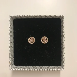 Lilly and rose örhängen - Lilly and rose örhängen🥰 Fick dem i present men har tyvärr inte blivit använda då jag har så många örhängen💗