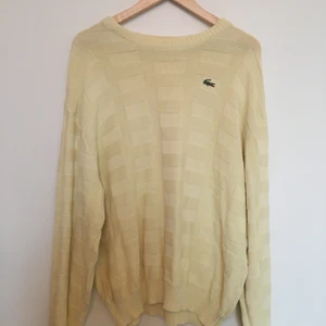 LJUSGUL 1980s LACOSTETRÖJA 💛 - Ljusgul 1980s Lacostetröja. Uppskattningsvis storlek L/XL. 80 kr plus porto. 💛