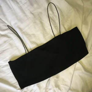 Svart topp - Svart ”spagettistrap” topp från Nelly (märke NLY one) Aldrig använd men ingen prislapp kvar dock! Toppen är i M men den är ganska stor i storleken, men jätte fin och helt oanvänd🖤