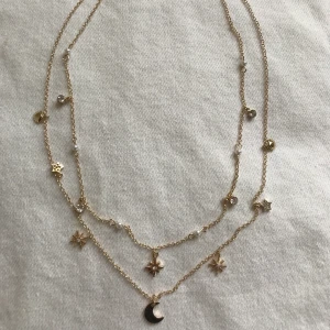 Halsband NA-KD - Jättefint oanvänt halsband från NA-KD. Går att göra mycket tightare (på tredje bilden) om man vill. Kom gärna med eget prisförslag😊