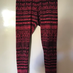 Yogatights från Nike i storlek S - Mönstrade yogatights från Nike i storlek S. Tightsen är i bra skick. Finns att hämta i Uppsala men kan också skickas med post, frakten betalas då av köparen.