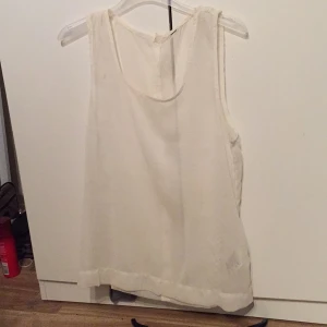 - Genomskinlig vit tröja med knappar hela baksida, använd endast ett fåtal gånger. Köpt från Vera Moda i strl M
50kr + frakt
(Kan få paketpris vid fler köp av mina kläder)
