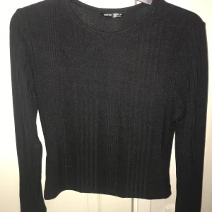 tunn svart tröja  - en helt oanvänd tröja pga för liten, tröjan är köpt från shein, den är i storlek m men va för liten så rekommenderar den till en person som bär s. jag tar endast swish. köparen står även för frakten! 
