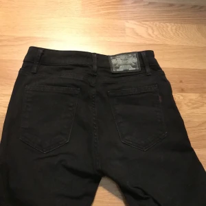Svarta bootcut jeans ifrån CROCKER - Supersnygga svarta bootcut jeans ifrån CROCKER i storlek 26/32, tyvärr för små älskade dessa