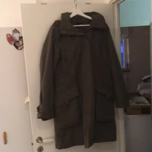 Dam vinterjacka från HM - En militärgrön dam vinterjacka 