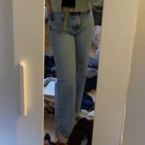 wide jeans - säljer nu mina wide jeans ifrån gina tricot i storlek 38. är i bra skick, kom med egna prisförslag
