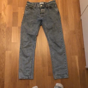 Raka jeans - Raka jeans från jack & Jones i nyskick, säljer för att dom är för små
