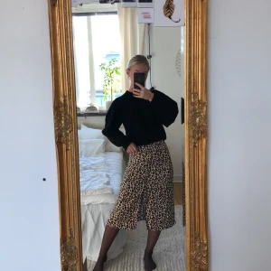 Leopardkjol med slits strl 32 - Superfin leopardkjol med slits och knappar i strl 32, passar även 34🐆✌🏼jättebra skick, använd fåtal gånger. Säljer för 100kr + frakt