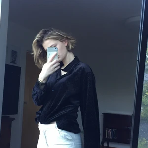 Svart skjorta i velour  - Superskön och snygg skjorta i i velour. Använd typ 3 gånger. Köpt på POP. 