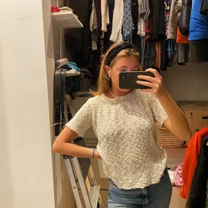 Stickad t-shirt  - Säljer den super fina stickade t-shirt! Aldrig använd! 