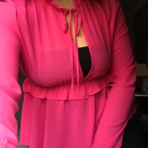 Rosa blus M - En jätte fin rosa blus från Bikbok. Säljer för 50kr. Köparen står för frakt 💗