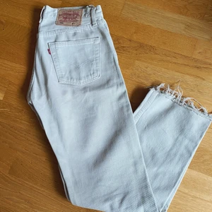 Vintage 501 Levis  - Sjukt snygga vintage jeans beige/gråish 501 från Levis i strl W28 L30. Tyvärr för små för mig så knappt använda. Innerbenslängd 74 cm. 