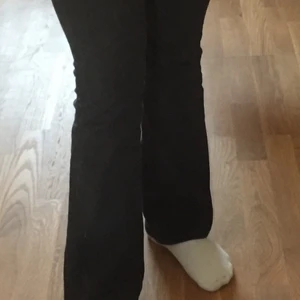 Svarta bootcut levis jeans - Storlek 25 i midja, jag är 164 och de sitter bra på mig i benen. Köpare står för frakt.