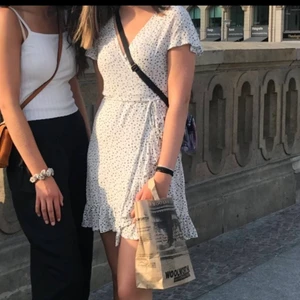 Vit prickig klänning - Jättefin somrig klänning! Den är vit med små svarta prickar, men har tycärr blivit för liten:(