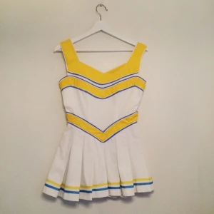  - ✨Äkta cheerleading-klänning köpt vintage.✨ 
Underbar och fantastisk, hel och ren. 
Passar 36/liten 38. 
Du vet att du vill ha den‼️
