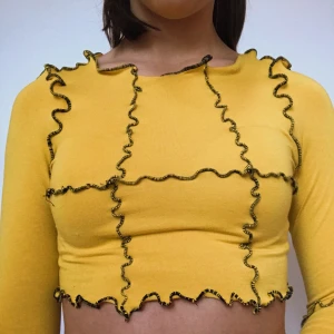 Contraststich tröja  - Remade topp med kontrastsömmar! Sytt själv så den är one of a kind. Hör av er privat vid intresse! Checka gärna min instagram viridi.designs för fler coola unika plagg! Frakt tillkommer. SYR PÅ BESTÄLLNING