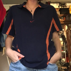 Nike t-shirt! - Assnygg t-shirt från Nike med en dragkedja! Har använt den några gånger men har inte haft den på länge så varför inte sälja vidare! Storlek M men skulle säga att det funkar på L också!