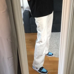 Wide leg jeans  - Vita vide leg jeans från nakd. Jag är 1,75 cm lång och dom sitter prefekt på mig💕