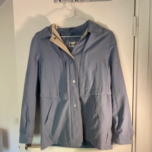 Rossetti jacka 150kr - Superfin blå jacka i storlek 10 (passar xs-s). 150kr, frakten ingår 💙