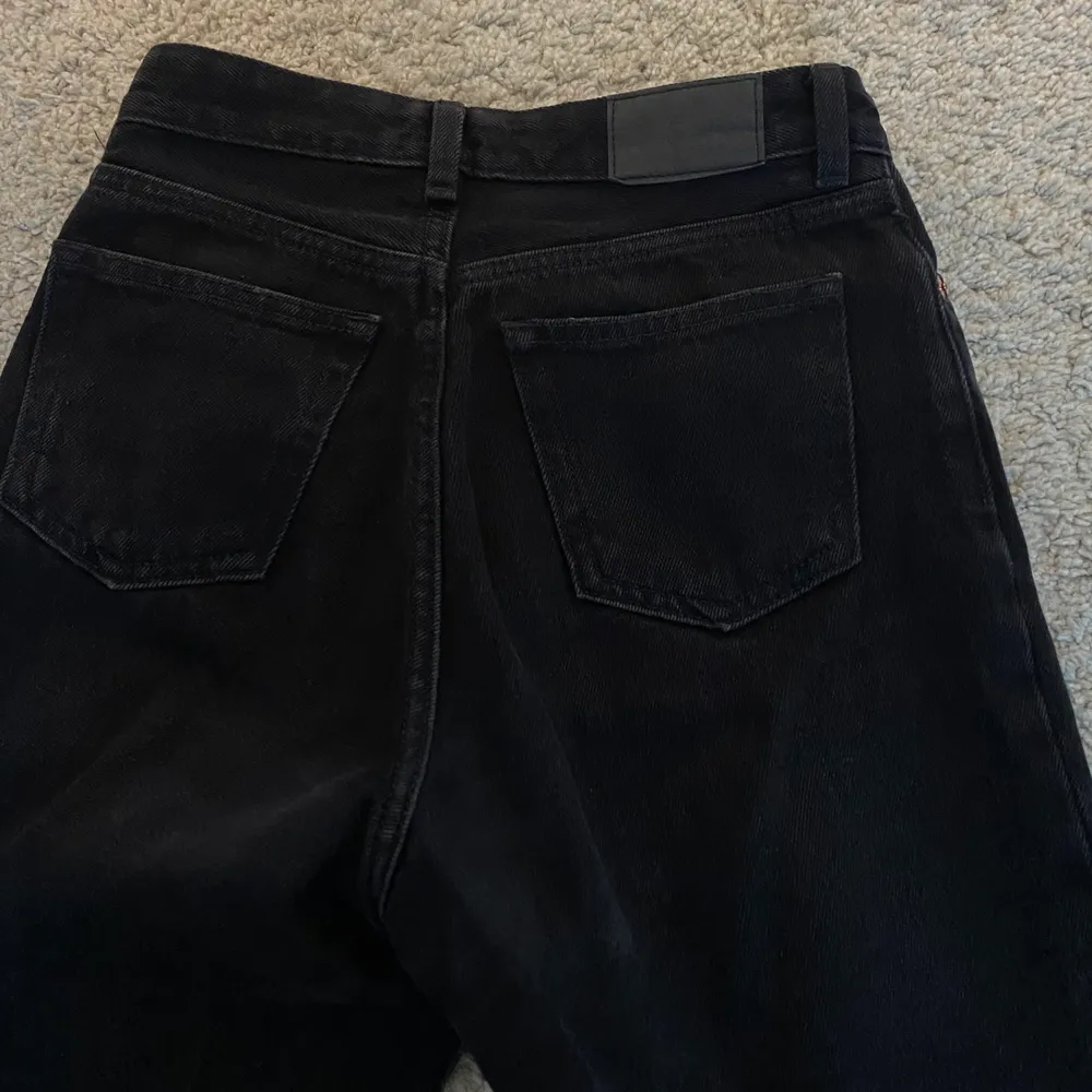 Jättefina mom jeans från monki i storlek 24 (som en storlek 34). . Jeans & Byxor.