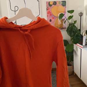 Organic Cotton. En orange hoodie från Cubus. 🧡 älskar färgen men har aldrig använt den. Stl. S