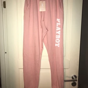 Playboy byxor, strl 34 - Balla Playboy byxor i storlek 34, aldrig använda! Har prislappen kvar. Väldigt sköna! Ska vara lite oversize