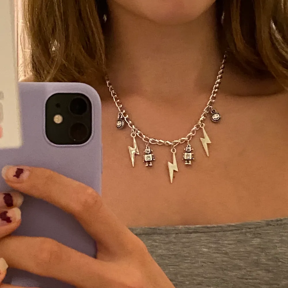 Handgjort halsband med tjock kedja och olika berlocker💘 Frakt 11kr🥰 Fler smycken på insta @sthlm.jewelry💜 (går även att få andra berlocker) . Accessoarer.