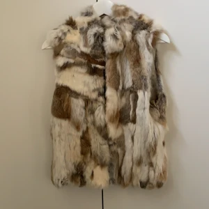 Pälsväst - Pälsväst S/M, knappt använd. Fint skick. 