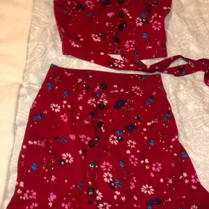Fint rött blommigt set till sommaren  - Jättesött 