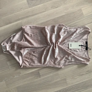 Sammet topp  - En babyrosa sammets body/topp med lapp kvar! 