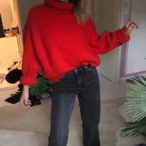 Grovstickad tröja - Supervarm och skön stickad tröja från HM storlek XS. Polokrage som inte sitter tight!