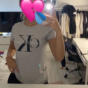 Calvin Klein t-shirt - En fin grå Calvin Klein t-shirt i storlek M💘