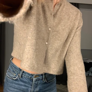 Croppad cardigan, ZARA - Beige tunn kofta från Zara i storlek S. Använd ca 5 gånger så den är i bra skick. Köparen står för frakten (22kr) 🤍
