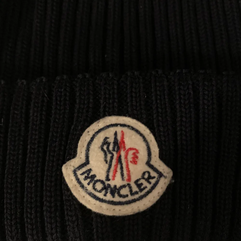 Moncler beretto mössa i fint skick, färgen navy (marinblå). Endast använd några gånger. Nypris 1200kr, säljer för 800kr eller högst bud. Köparen står själv för frakt! . Övrigt.