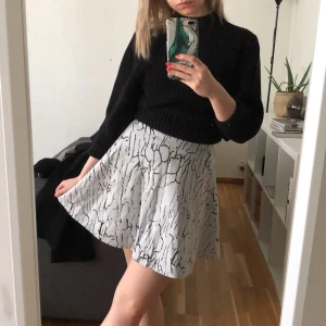 Kjol från Monki - Säljer min fina kjol från Monki, användes mycket under min tonår men har inte kommit till användning de senare åren. I jättefint skick. 💫