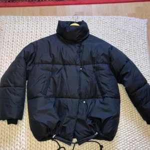 Jacka från Gina tricot i storlek S 🤍 - I fint skick, endast använd 2-3 gånger förra hösten. Storlek S. Frakt 66kr. Kan mötas i Sthlm 🤍Bara skriva om fler bilder önskas. Nypris: 599kr 