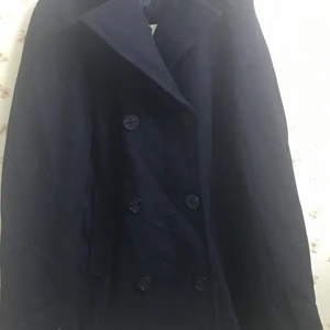 Mörkblå  kort kappa - Helt oanvänd (prislapp kvar). Köpt för 899, säljs för 200.