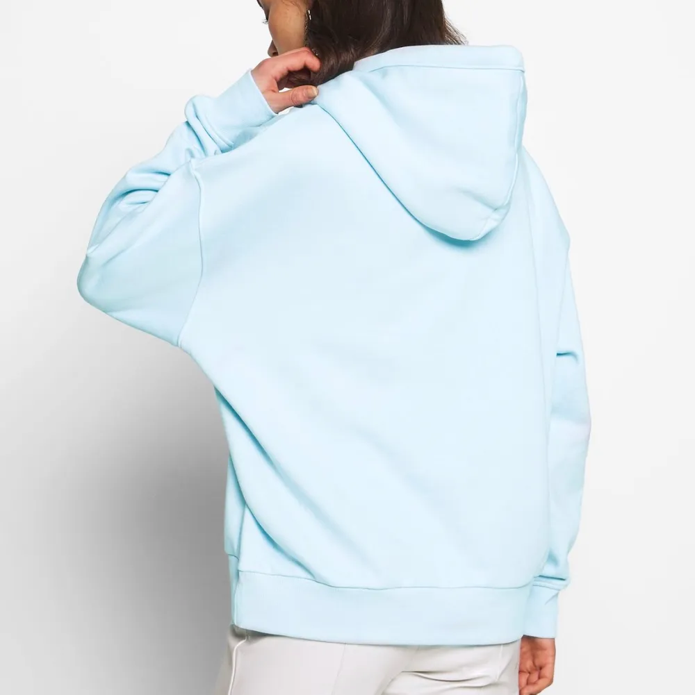 Säljer en jättefin blå hoodie! Sparsamt använd och i väldigt bra skick, den är INTE nopprig kan skicka bilder om det behövs. Den är i stolek S och är väldigt overzized på mig som vanligtvis har storlek S💙. Hoodies.