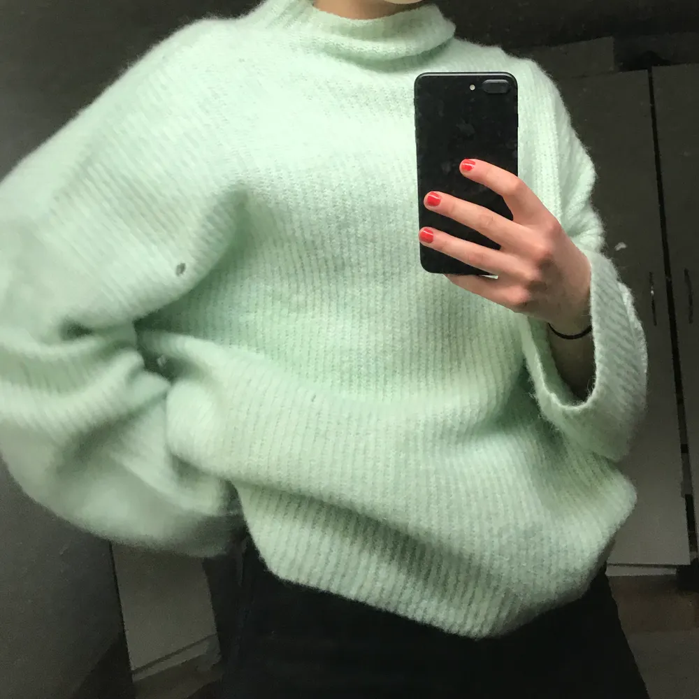 Turkos-grön (som den första bilden) stickad tröja från Gina Tricot. Storlek: XL (passar dock mig som är en S) Skick: I princip helt oanvänd.  Gratis frakt. 🌸 OBS EJ HÅL, bara smutsig spegel . Tröjor & Koftor.
