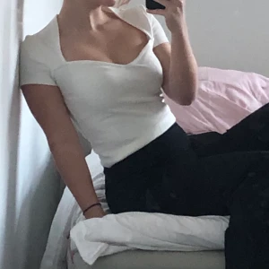 Topp med urringning - Jättefin vit topp från Gina Tricot! Köpt frö ungefär en månad sen nästan aldrig använd. Lite hårare och ”finare” material, köpt för 180💘